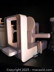 MaxSold Auction: Manual Countertop Vegetable Spiralizer, White Plastic, Suction Base - Kingston (Ontario, Canada) SELLER MANAGED Reseller Online Auction - Development Drive (STORAGE)