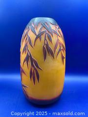 MaxSold Auction: Cameo Art Glass Vase - Ottawa (Ontario, Canada) SELLER MANAGED Reseller Online Auction -  Decarie Drive