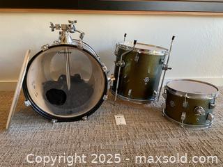 MaxSold Auction: 3-Piece Ludwig Drum Kit (Bass + 2 Toms) B - Los Angeles (California, USA) Estate Sale Online Auction - La Castana Drive
