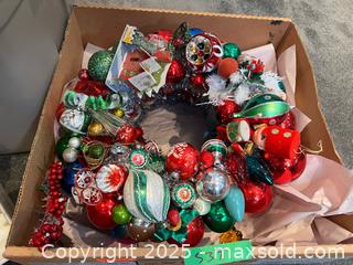 MaxSold Auction: Lot of Mid-Century Style Christmas Ornaments & 2 Wreaths B - Brampton (Ontario, Canada) Estate Sale Online Auction - Upper Highlands Drive