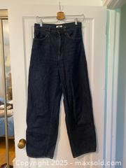 MaxSold Auction: Uniqlo Jeans - Toronto (Ontario, Canada) SELLER MANAGED Downsizing Online Auction - Bathurst Street (CONDO)