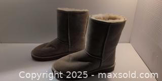 MaxSold Auction: Pair of ugg boots womens - Victoria (British Columbia, Canada) SELLER MANAGED Reseller Online Auction - Cecelia Road