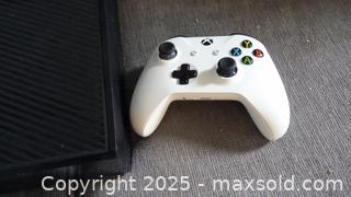 MaxSold Auction: X-BOX ONE Bundle - Lincoln (Ontario, Canada) SELLER MANAGED Downsizing Online Auction - Comfort Crescent