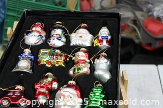 MaxSold Auction: Xmas Decorations - Hamilton (Ontario, Canada) SELLER MANAGED Estate Sale Online Auction - Jerseyville Road West