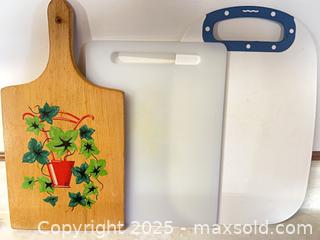 MaxSold Auction: 3 Cutting Boards, 4 Small Frying Pan, Small Fine Mesh Strainer, Oven Mitts, Tea Towels - Point Edward (Ontario, Canada) PARTNER MANAGED Estate Sale Online Auction -  Michigan Avenue