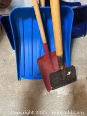 MaxSold Auction: Snow Shovels, Garden Shovel, Edger - Point Edward (Ontario, Canada) SELLER MANAGED Estate Sale Online Auction -  Michigan Avenue