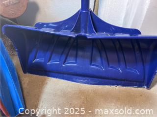 MaxSold Auction: Snow Shovels, Garden Shovel, Edger - Point Edward (Ontario, Canada) SELLER MANAGED Estate Sale Online Auction -  Michigan Avenue