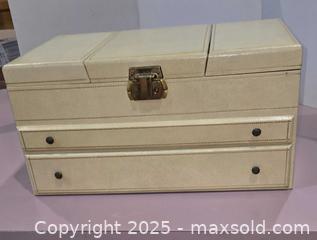 MaxSold Auction: 1950&#39;s Mele and Company Very Large Vinyl Jewelry Box - Los Angeles (California, USA) SELLER MANAGED Reseller Online Auction -  Devonshire Street
