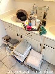 MaxSold Auction: Bathroom Linens &#38; Assorted Decor/Accessories Lot - Windsor (Ontario, Canada) PARTNER MANAGED Downsizing Online Auction - Ashland Drive