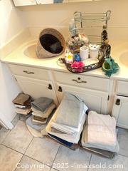MaxSold Auction: Bathroom Linens &#38; Assorted Decor/Accessories Lot - Windsor (Ontario, Canada) PARTNER MANAGED Downsizing Online Auction - Ashland Drive