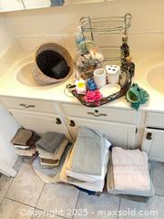 MaxSold Auction: Bathroom Linens &#38; Assorted Decor/Accessories Lot - Windsor (Ontario, Canada) PARTNER MANAGED Downsizing Online Auction - Ashland Drive