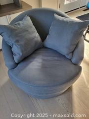 MaxSold Auction: Single Swivel Chair - Mississauga (Ontario, Canada) SELLER MANAGED Moving Online Auction - Nigel Road