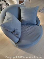 MaxSold Auction: Single Swivel Chair - Mississauga (Ontario, Canada) SELLER MANAGED Moving Online Auction - Nigel Road