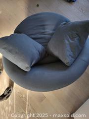 MaxSold Auction: Single Swivel Chair - Mississauga (Ontario, Canada) SELLER MANAGED Moving Online Auction - Nigel Road