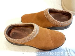 MaxSold Auction: Suede slip ons and booties - Port Townsend (Washington, USA) PARTNER MANAGED Estate Sale Online Auction - Rosewood Street