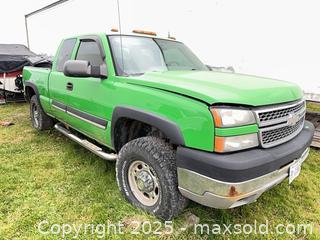 MaxSold Auction:  2005 Chevrolet Silverado 2500HD 4WD (8 Cylinders U 6.0L FI OHV 364 CID) VIN: 1GCHK29UX5E157723 - Caledon (Ontario, Canada) PARTNER MANAGED Estate Sale Online Auction - Hurontario Street