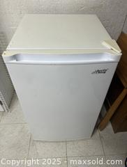 MaxSold Auction: Arctic King Compact Single-Door Freezer, White - Kingston (Ontario, Canada) SELLER MANAGED Estate Sale Online Auction - Mona Drive