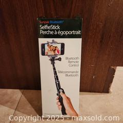 MaxSold Auction: selfie stick - Toronto (Ontario, Canada) SELLER MANAGED Downsizing Online Auction - Avenue Road