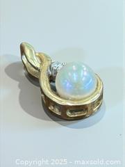 MaxSold Auction: 14k Gold Pearl and Diamond Pendant - Esquimalt (British Columbia, Canada) PARTNER MANAGED Reseller Online Auction - Lampson Street