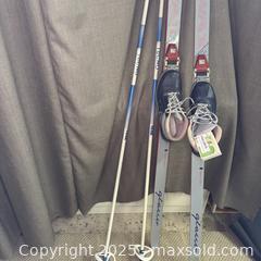 MaxSold Auction: cross country skis with boots and wax - Toronto (Ontario, Canada) SELLER MANAGED Reseller Online Auction - Greengrove Crescent