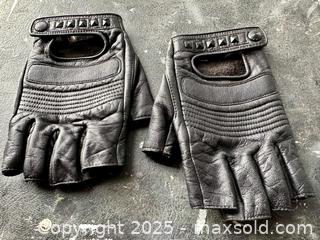 MaxSold Auction: Fingerless Armani Exchange Leather Moto Gloves  - Toronto (Ontario, Canada) SELLER MANAGED Downsizing Online Auction - Nassau Street