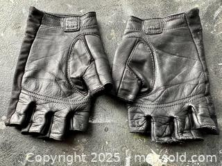 MaxSold Auction: Fingerless Armani Exchange Leather Moto Gloves  - Toronto (Ontario, Canada) SELLER MANAGED Downsizing Online Auction - Nassau Street