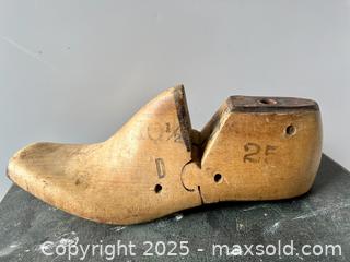 MaxSold Auction: Wooden Shoe Form and Stocking Stretchers - Toronto (Ontario, Canada) SELLER MANAGED Downsizing Online Auction - Nassau Street