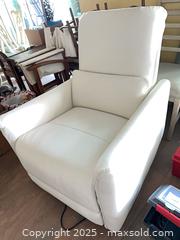 MaxSold Auction: White Power Recliner Armchair with USB Charging Port - St. Petersburg (Florida, USA) SELLER MANAGED Estate Sale Online Auction - Sunshine Skyway Lane (CONDO)