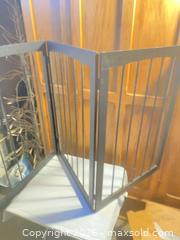 MaxSold Auction:  Baby/ Pet gate - Kingston (Ontario, Canada) SELLER MANAGED Downsizing Online Auction -  Terry Fox Drive (STORAGE)