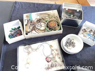 MaxSold Auction: Mixed Jewelry Lot — Approximately 25–40 Pieces - Reston (Virginia, USA) SELLER MANAGED Moving Online Auction - Seaford Court
