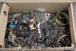 MaxSold Auction: Scrap Costume Jewelry Lot  - Woonsocket (Rhode Island, USA) SELLER MANAGED Downsizing Online Auction -  Providence Street (STORAGE)