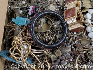 MaxSold Auction: Scrap Costume Jewelry Lot  - Woonsocket (Rhode Island, USA) SELLER MANAGED Downsizing Online Auction -  Providence Street (STORAGE)