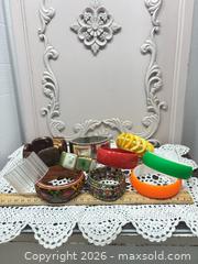 MaxSold Auction: Lot of 6-10 Vintage Colorful Plastic Stretch Bracelets and Bangles - Gull Lake (Alberta, Canada) SELLER MANAGED Reseller Online Auction -  Stuart Avenue
