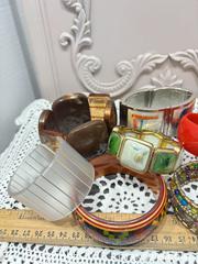 MaxSold Auction: Lot of 6-10 Vintage Colorful Plastic Stretch Bracelets and Bangles - Gull Lake (Alberta, Canada) SELLER MANAGED Reseller Online Auction -  Stuart Avenue