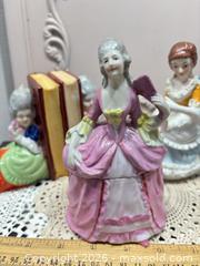 MaxSold Auction: Porcelain Victorian/Rococo Multicolor Figurine Bookends (Lot) - Gull Lake (Alberta, Canada) SELLER MANAGED Reseller Online Auction -  Stuart Avenue