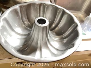 MaxSold Auction: A Set of Glass Mixing Bowls and Stainless Steel Bowls and more.  - New Westminster (British Columbia, Canada) SELLER MANAGED Estate Sale Online Auction - Sixth Avenue