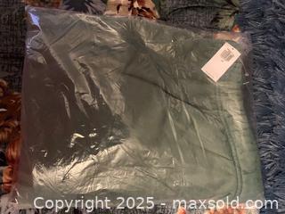 MaxSold Auction: Women&#39;s Jogging Suit - Hunter Green - 3X - Carleton Place (Ontario, Canada) SELLER MANAGED Downsizing Online Auction - Antrim Street