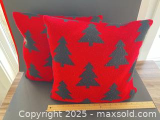 MaxSold Auction: Throw pillows - London (Ontario, Canada) SELLER MANAGED Downsizing Online Auction - Charlotte Street