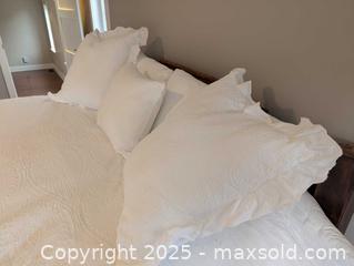 MaxSold Auction: King Size Bedding Set - Burlington (Ontario, Canada) SELLER MANAGED Downsizing Online Auction -  North Shore Boulevard East