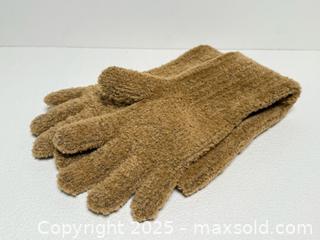 MaxSold Auction: Burberry Wool Blend Long Teddy Knit Gloves  - Toronto (Ontario, Canada) PARTNER MANAGED Estate Sale Online Auction - Dundas Street W (STORAGE)