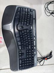 MaxSold Auction: Lot: 24–27 in Monitor + 2 Wired USB Keyboards - Warwick (Rhode Island, USA) SELLER MANAGED Reseller Online Auction - Warwick Avenue
