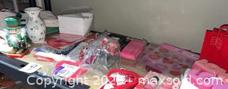 MaxSold Auction: Mixed Lot Valentine&#39;s Day &#38; St. Patrick&#39;s Decorations - Warwick (Rhode Island, USA) SELLER MANAGED Reseller Online Auction - Warwick Avenue