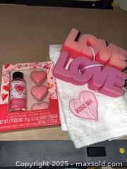 MaxSold Auction: Mixed Lot Valentine&#39;s Day &#38; St. Patrick&#39;s Decorations - Warwick (Rhode Island, USA) SELLER MANAGED Reseller Online Auction - Warwick Avenue