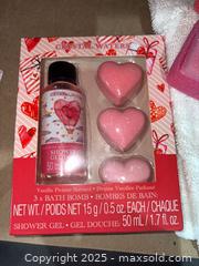 MaxSold Auction: Mixed Lot Valentine&#39;s Day &#38; St. Patrick&#39;s Decorations - Warwick (Rhode Island, USA) SELLER MANAGED Reseller Online Auction - Warwick Avenue