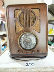 MaxSold Auction: Zenith Vintage Mantel Tube Radio Circa 1937 or 38 model 6-S-229 - Warwick (Rhode Island, USA) SELLER MANAGED Reseller Online Auction - Warwick Avenue
