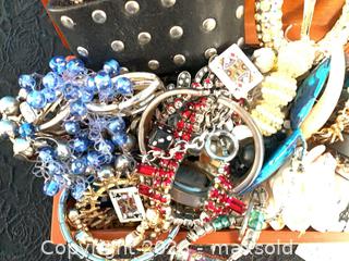 MaxSold Auction: Assorted Jewelry Box  6”x 4 x 2” - Burlington (Ontario, Canada) SELLER MANAGED Charity/Fundraising Online Auction - Fraser Drive