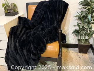 MaxSold Auction: Blanket  - New Westminster (British Columbia, Canada) SELLER MANAGED Reseller Online Auction - Columbia Street
