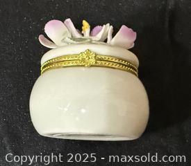 MaxSold Auction: Ceramic Hinged Miniature Trinket Boxes with Floral Tops - New Westminster (British Columbia, Canada) SELLER MANAGED Reseller Online Auction - Columbia Street