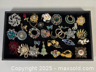 MaxSold Auction: Vintage BOUCHER #8908 Male Peacock Crystal Brooch and More  - Toronto (Ontario, Canada) SELLER MANAGED Reseller Online Auction - Chesswood Drive