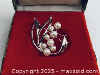 MaxSold Auction: Elegant Akoya Sea Pearl Spray Brooch, Sterling Silver, Signed - Toronto (Ontario, Canada) SELLER MANAGED Estate Sale Online Auction - Benary Crescent